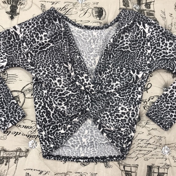 🎁 Poof New York Leopard Twist Back Long Sleeve Top - Picture 5 of 7
